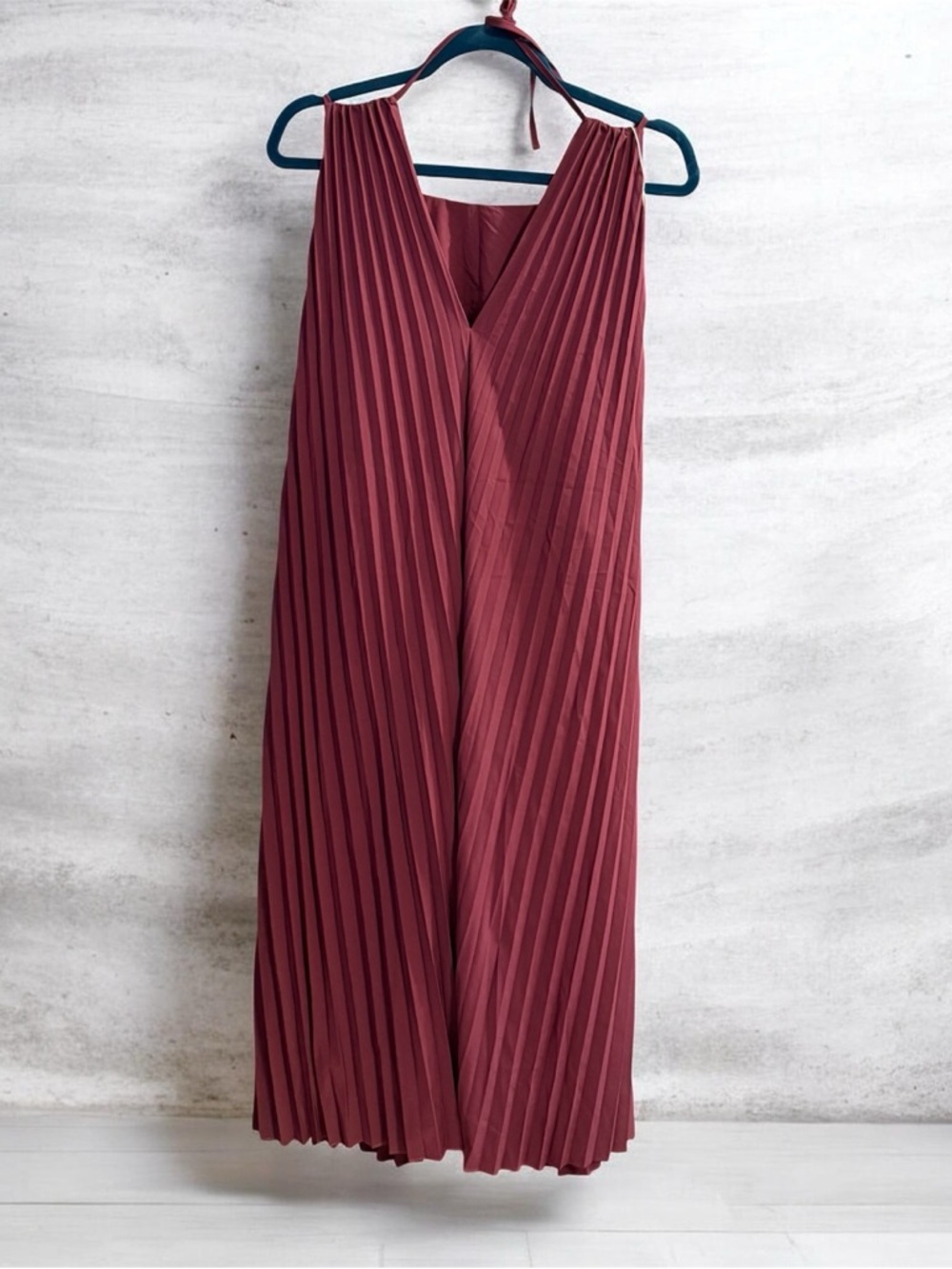 HALARA Sleeveless Pleated Maxi Dress - Burgundy